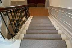 lysegraa-taeppe-opgang